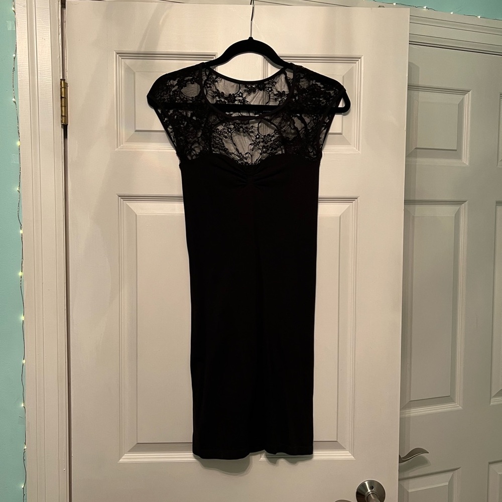 Black lace shoulder bodycon dress